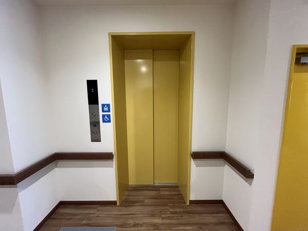 ゴールドの扉エレベーター