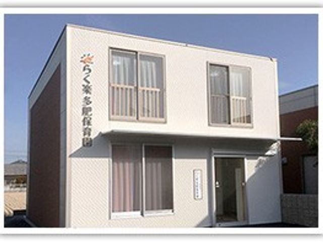 多窓の建物外観  