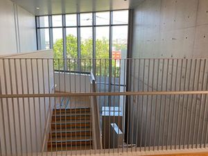 明るい階段廊下  