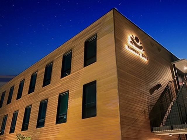 夜景を背にした建物の外観 外観 落ち着いた色合いの外壁と夜空が織りなす、温かみのある建物外観です。夜間でも安心して訪れることができます。