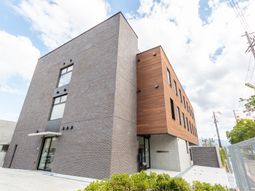 落ち着いた外観の建物