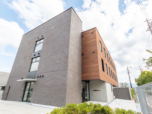 落ち着いた外観の建物