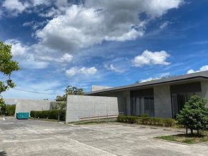 建物外観と駐車場  