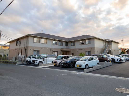 駐車場が広い外観  
