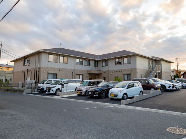 駐車場が広い外観 外観   駐車場のスペースが充実した施設です。車で通勤しやすい環境が整っています。