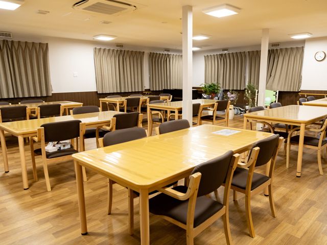暖かい照明の食堂 食堂 広々とした明るいスペースで、楽しく食事を楽しむことができます。自然光もたっぷり入ります。