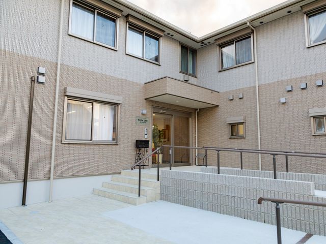 親しみやすい外観 外観   この建物は、優しい色合いの外観が特徴です。訪れる人々を穏やかに迎え入れます。