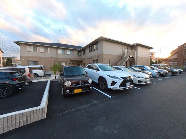 駐車場がある建物外観 外観   広々とした駐車場を備えた施設です。車でのアクセスも便利で、通勤がしやすい環境です。
