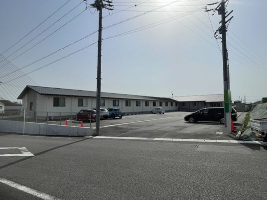 広々とした駐車場の外観