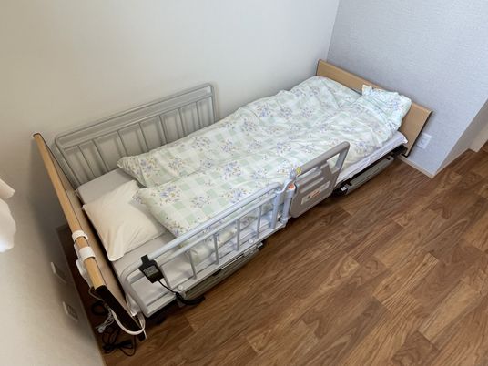 1人用のベッドが置かれた部屋