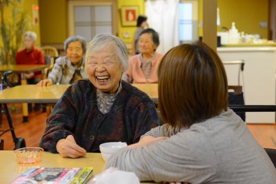 笑顔の高齢者とスタッフ