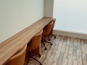 作業用カウンターのあるラウンジ  