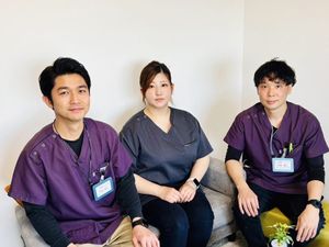 スタッフ3人が座るリビング  