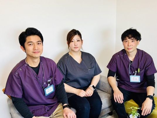 スタッフ3人が座るリビング  