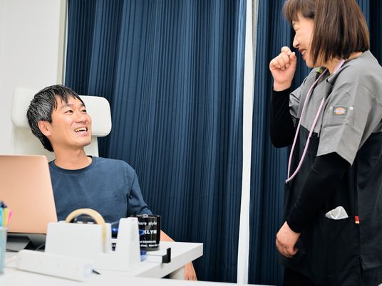 笑顔で話すスタッフイメージ  