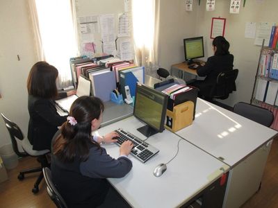 事務作業するスタッフ