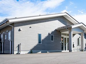 外観の建物入口  