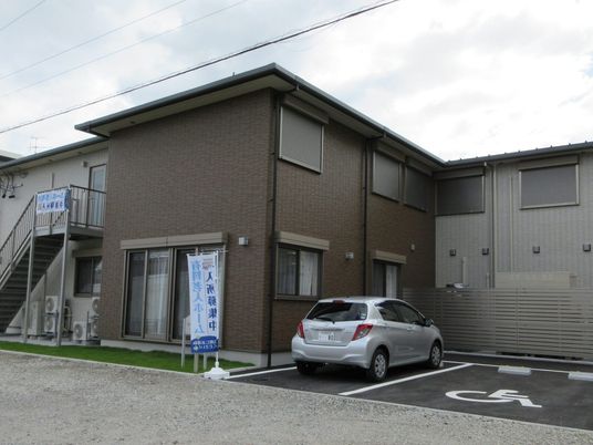 外観と駐車場  