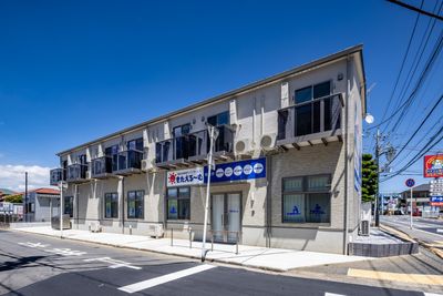 白い建物の外観