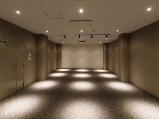 照明が並ぶ多目的室  