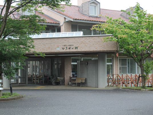 緑に囲まれた外観  