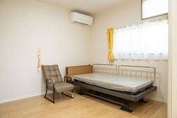 横長の窓が特徴のベッド付き部屋