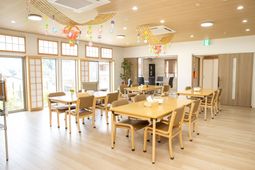 明るい共有ダイニング空間