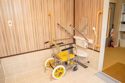 黄色い車椅子タイプの入浴設備