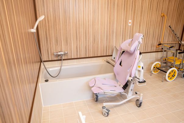 浴槽と介護用の椅子