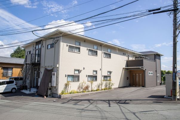 白い2階建ての住宅風建物