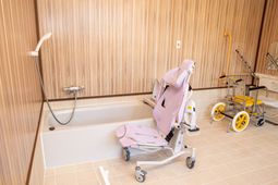 ピンクと黄色の椅子と浴槽