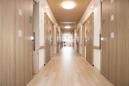 両サイドに居室が配置されている廊下