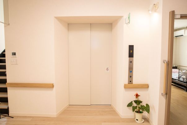 白く美しい階段横エレベーター