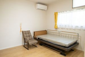 横長の窓が特徴のお部屋