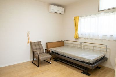 横長の窓が特徴のお部屋