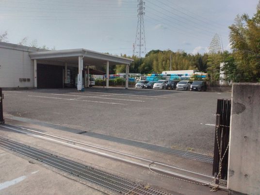 広い駐車場の外観  
