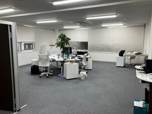 明るい事務スペース  