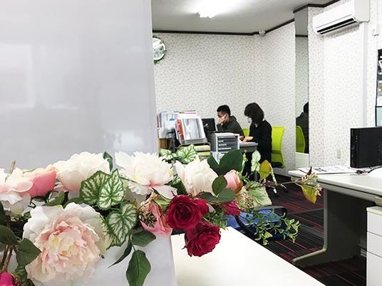 花が飾られた受付ロビー  
