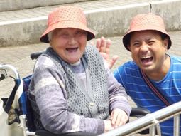 笑顔の利用者と職員