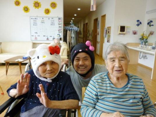笑顔の人々と廊下