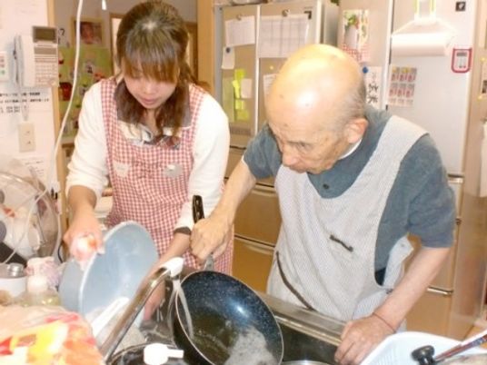 共同作業の厨房場面