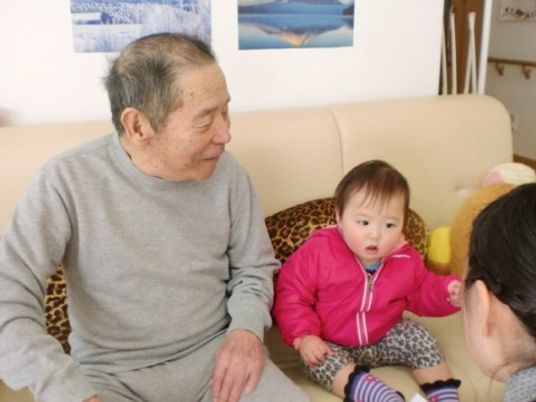 高齢者と子供のふれあい