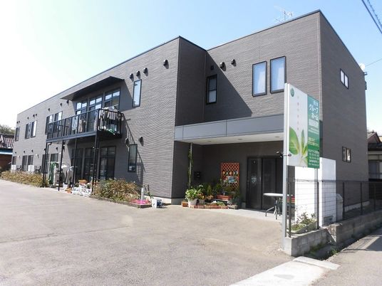 モダンな建物の外観