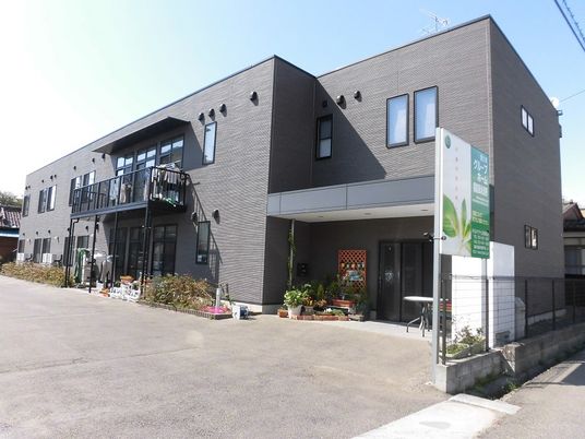モダンな建物の外観