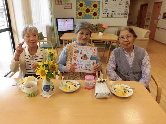 お祝いする利用者様たち