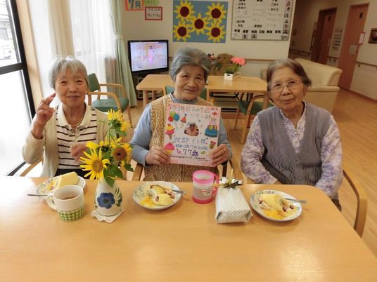 お祝いする利用者様たち