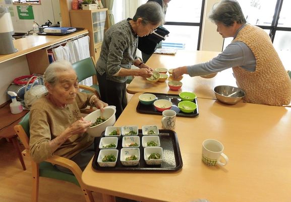 食事の準備をする人たち