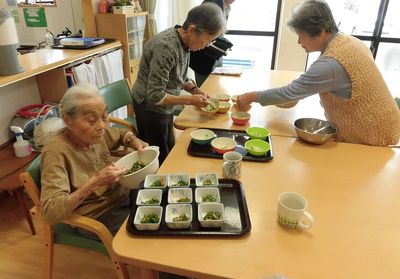 食事の準備をする人たち