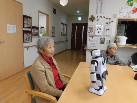 ロボットと対話する利用者