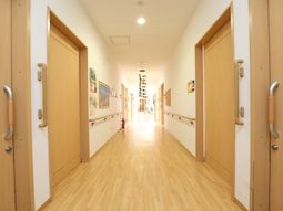 廊下の明るい風景